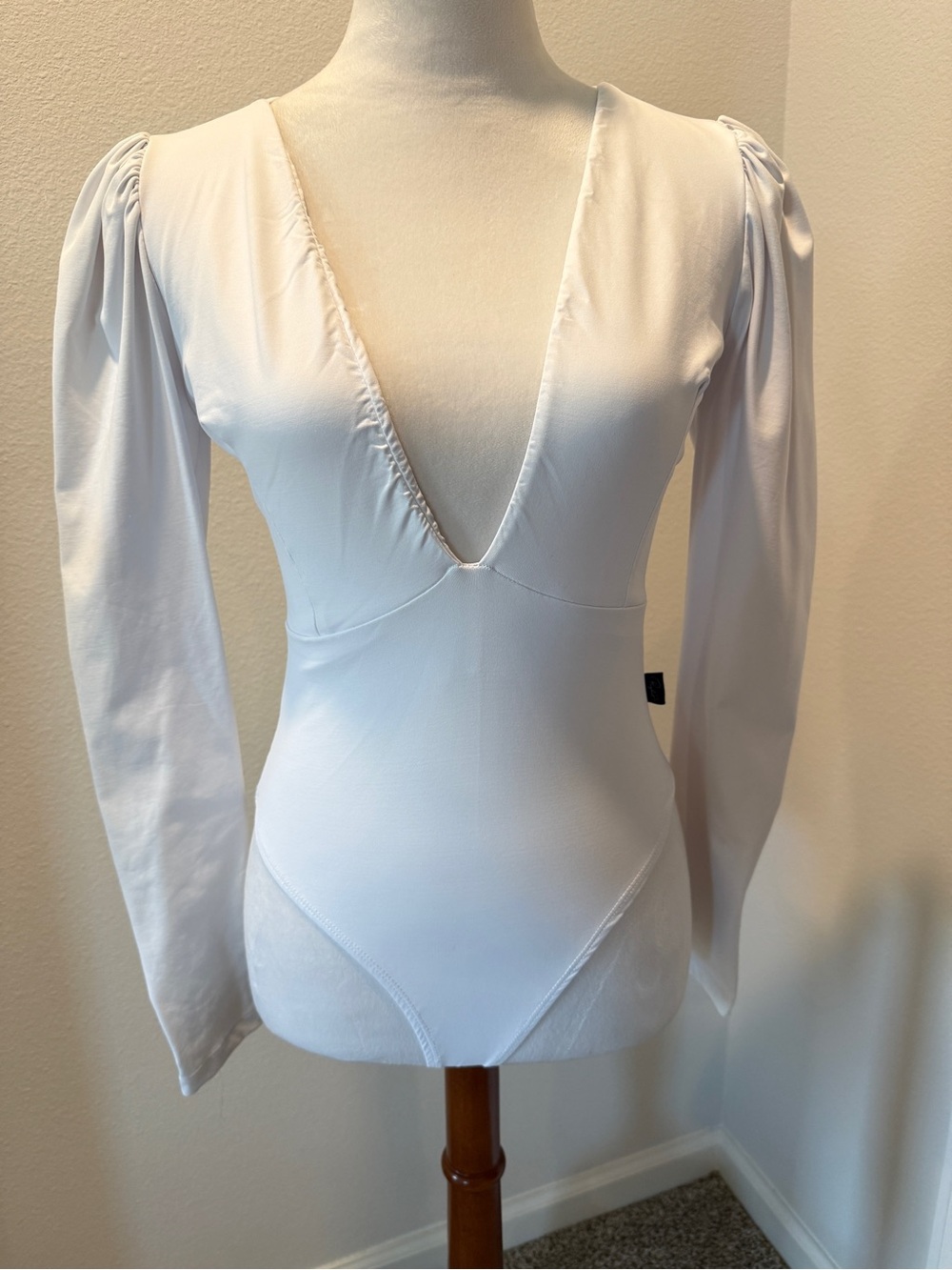 Paylot White Solid Ruched Deep V-Neck Long Sleeve One-Piece Bodysuit Size S-M